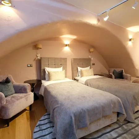 The Three Sisters 4*